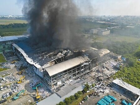 明揚大火後，勞動部要求高風險爆炸化學品每年報備2次。圖為屏東科技產業園區明揚高爾夫球廠2023年9月火警。（本報資料照片）