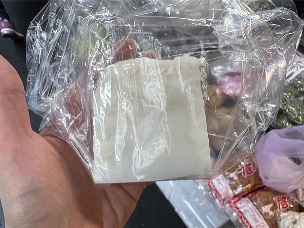 寶林案造成5人死亡,為保障消費者食用米苔目、米粉、糕粿類等米濕製品的衛生品質,台北市衛生局至傳統市場、麵攤、餐飲業及雜貨行等地點進行抽驗,共計30件產品,其中「田中湯圓」蘿蔔糕檢出防腐劑不符規定。圖/中國時報記者黃敬文翻攝