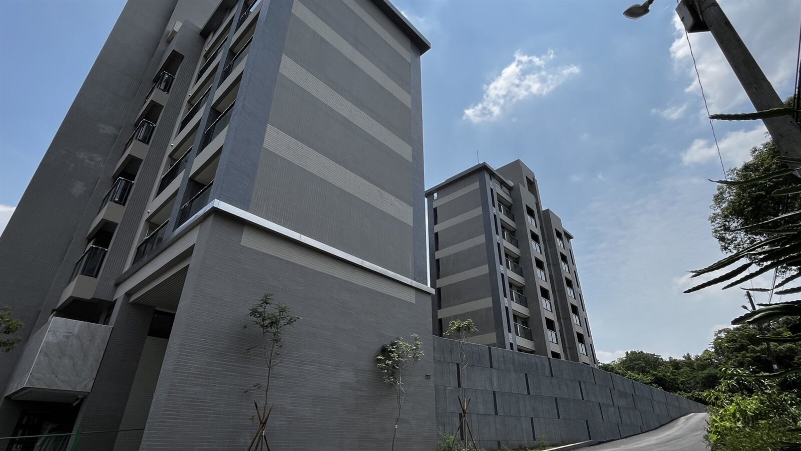 南投縣首批青年宅較市價便宜兩成，申購民眾期待能順利中籤圓購屋夢。記者江良誠／攝影 