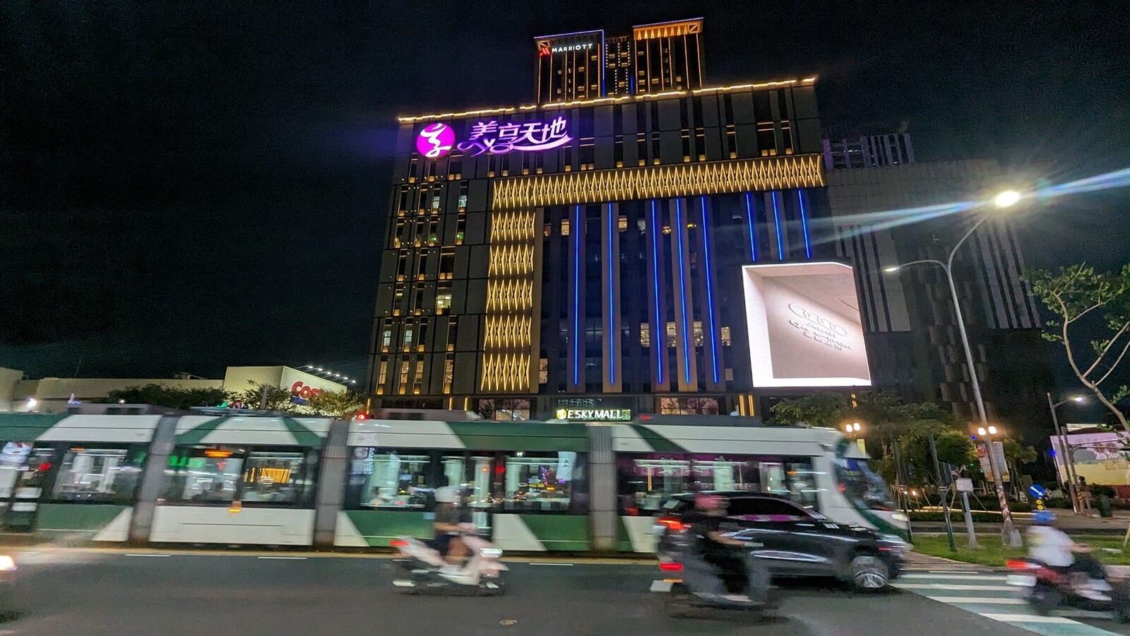 高雄義享天地前的大順路有輕軌路線，車流量大，日前停車場大塞車，有駕駛塞在車陣長達90分鐘無法脫身，形容「被軟禁」。記者潘奕言／攝影 