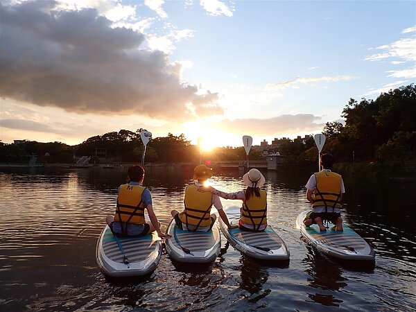 青草湖水域平靜、水質乾淨,非常適合體驗SUP立式划槳。圖/新竹市政府提供