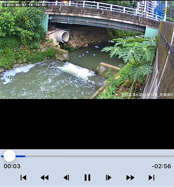 土城、永和工地污染河川 新北環保局依法告發 土城柑林埤溝遭排泡沫案-稽查人員調閱監視器查看土城柑林埤溝遭排白色泡沫廢水情形。圖/保護局提供