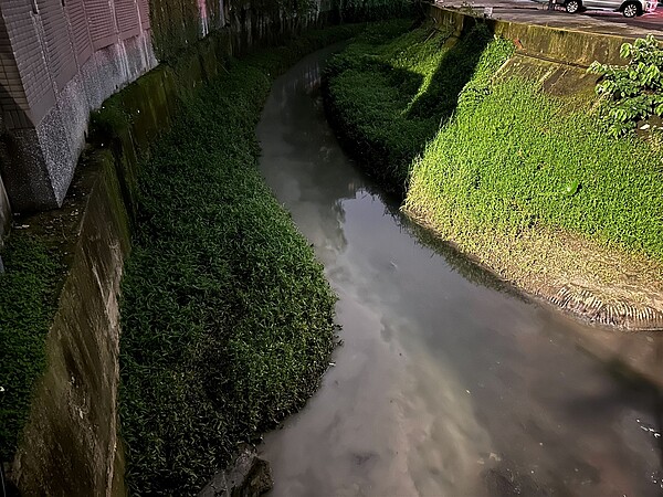 永和區瓦磘溝遭排廢水案-瓦磘溝遭排放泥沙廢水。圖／保護局提供

