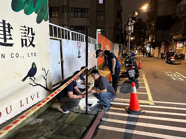 土城、永和工地污染河川 新北環保局依法告發 稽查人員會同工地人員了解現場情況,確認稍早該工地有排放泥沙廢水。圖/保護局提供