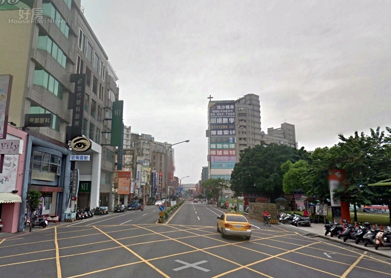 台南市站前商圈，就在南方公園周邊的大學路上。