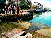 基隆懷舊碼頭髒亂　咖啡業者卻步