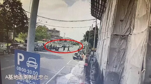 高雄市鳳山區一處建築工地因工頭7日下午請盧姓男子分配水電施工,黃姓和邵姓工人認為分配不公,和盧姓及另一黃姓工人起口角,雙方當街上演全武行。記者石秀華/翻攝