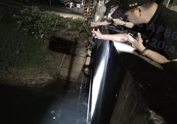 民眾在永和智光街附近發現瓦瑤溝被汙染成灰色,新北環保局派員往上游稽查。圖/ 新北市環保局提供