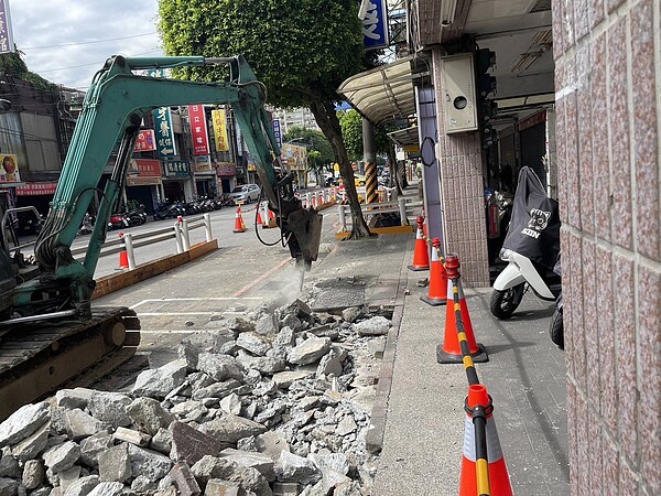 市議員江怡臻表示,土城中央路是土城主幹道,也是捷運板南線銜接三鶯線的主要行經路線,盼工程能在三鶯線通車前盡快完工。圖/江怡臻提供