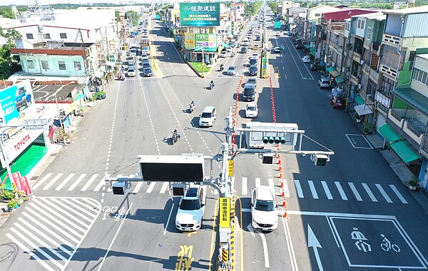 端午連假首日，往返墾丁和台東必經的台1線枋寮水底寮南下路口，上午7至8時出現2525輛，警方8時20分起實施調撥車道紓解措施。圖／警方提供