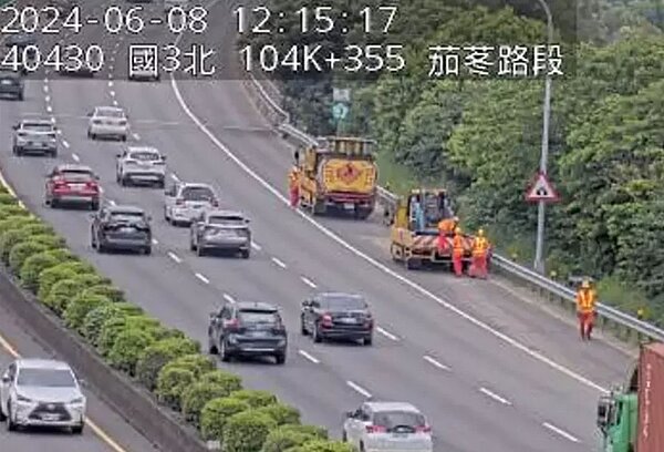 國3南向104.3公里處過茄苳路段，因為砂石車沿線掉廢土，導致車流回堵，外側車道和外側路肩持續清理中。圖／取自1968路況