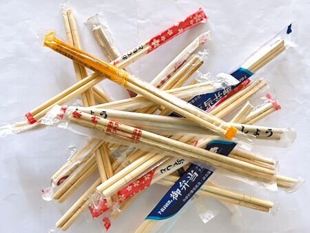 
廢校議題中，代理老師是另一焦點，他們沒有正式老師的保障，所以常以「免洗筷」自嘲，大家想到就用、用完就丟。（謝佳潾攝）
