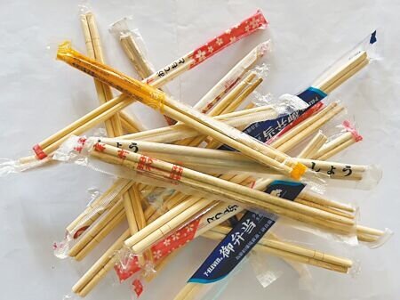 
在廢校議題中，代理老師常以「免洗筷」自嘲。（謝佳潾攝）
