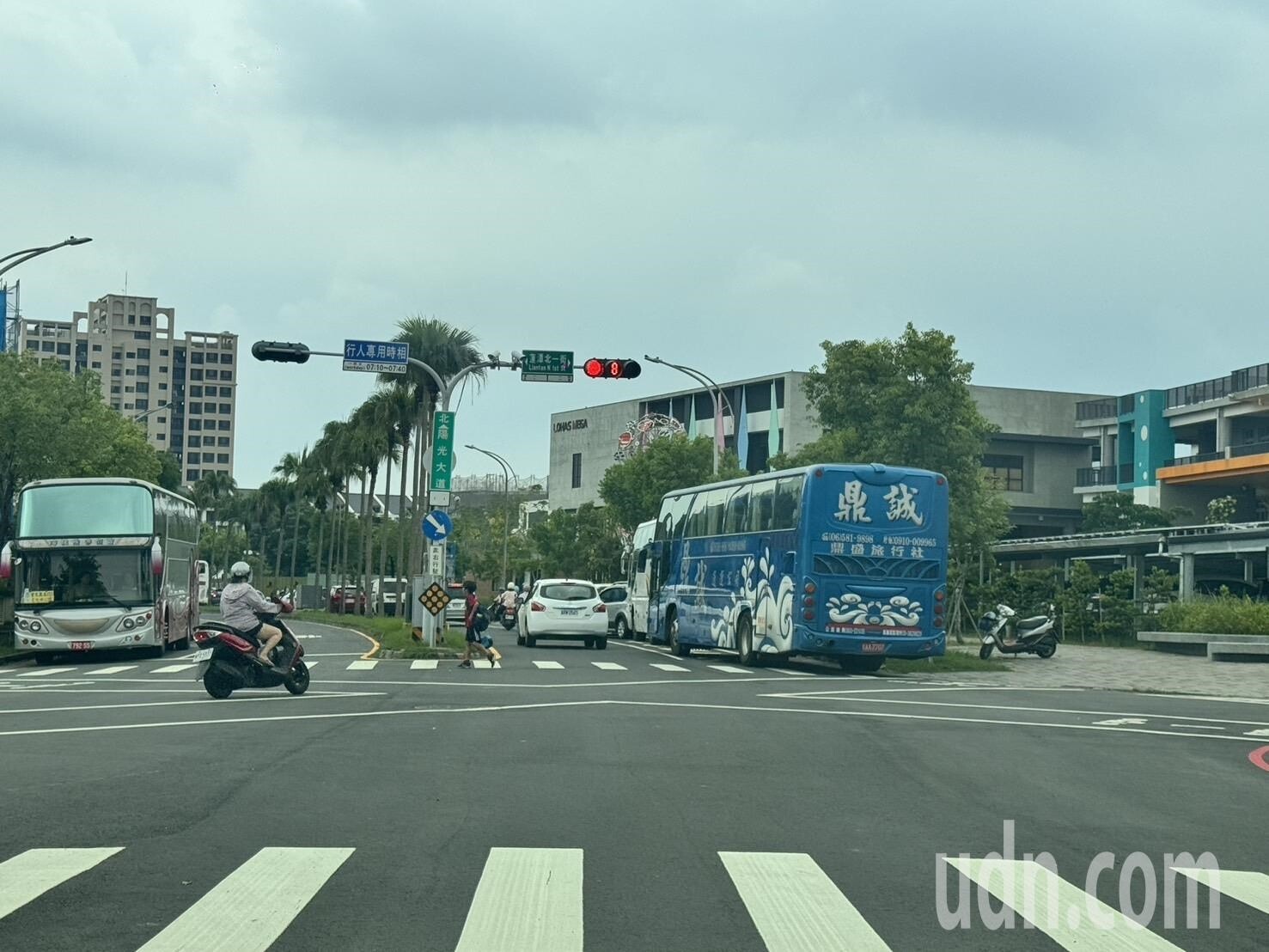 善化區蓮潭里道路、人行道狹窄常為居民詬病，南市工務局預計投入700萬元分兩期解決人行道問題。記者莊曜聰／攝影 