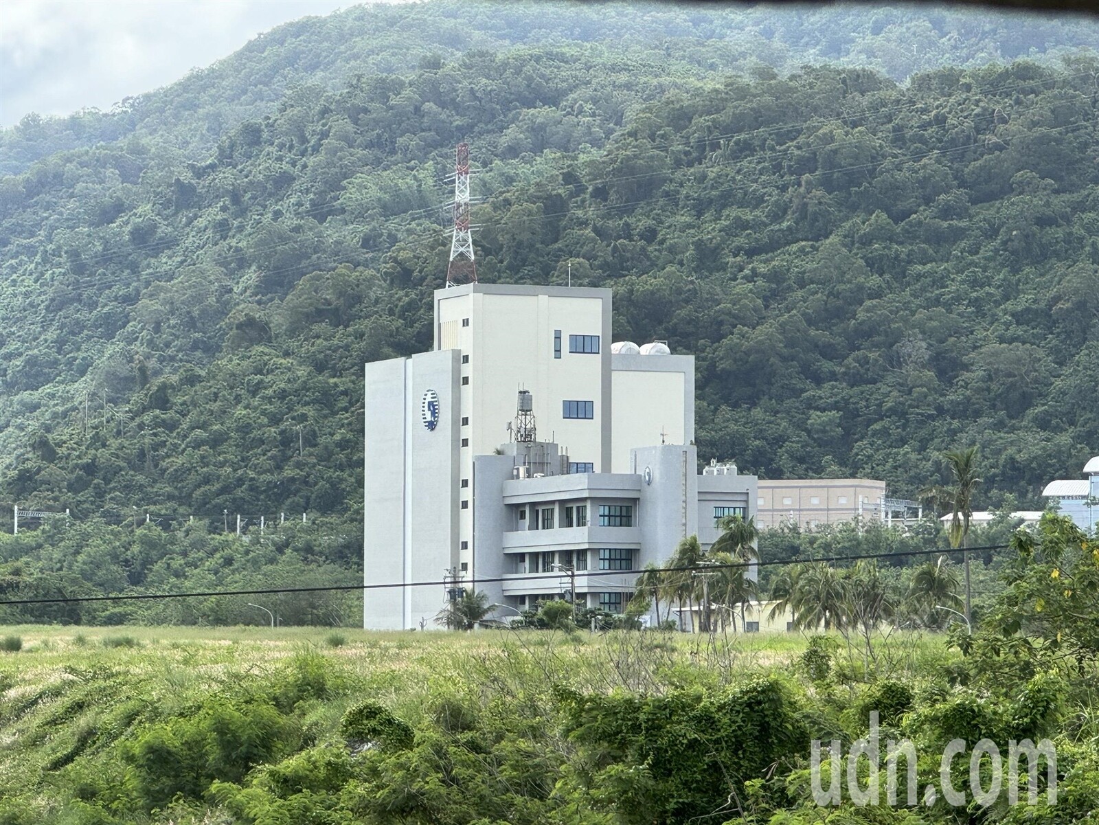 台東縣大武鄉中華電信大武機房新建工程日前竣工，並辦理竣工典禮，但有消息傳出這棟外觀普通的大樓，是台灣發生戰時最重要的連外備援網絡。記者尤聰光／攝影 