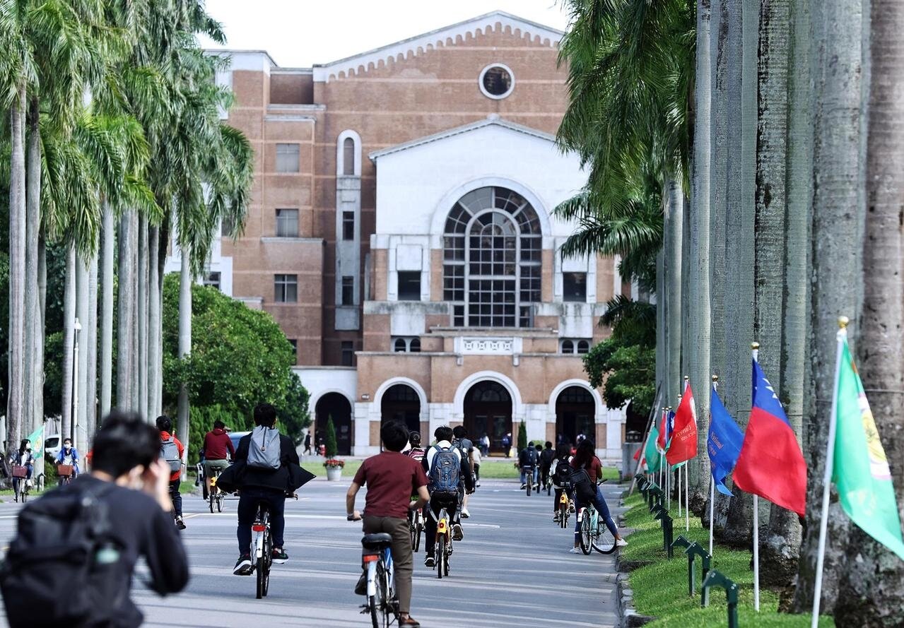 有媒體採訪蘇姿丰的父親,並以「蘇姿丰父親:她在台灣可能是台大醫科,就浪費一個天才」為標題推出報導,引發網友討論。圖為台大校園。本報資料照片
