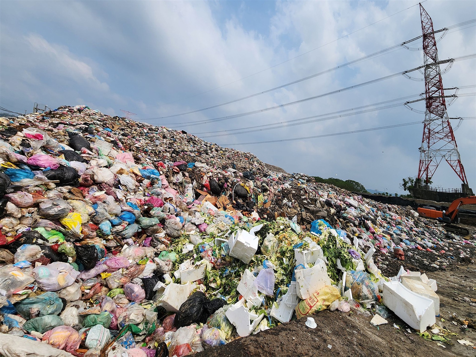 環團統計全台至少有一百座垃圾暫置場，垃圾山遍布全台，被立委戲稱儼然是「台灣新百岳」；圖為南投草屯鎮掩埋場，垃圾堆積如山。記者賴香珊／攝影 