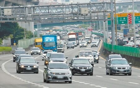 端午節連假8日開始,一早許多車輛湧入國道1號南下路段。(范揚光攝)