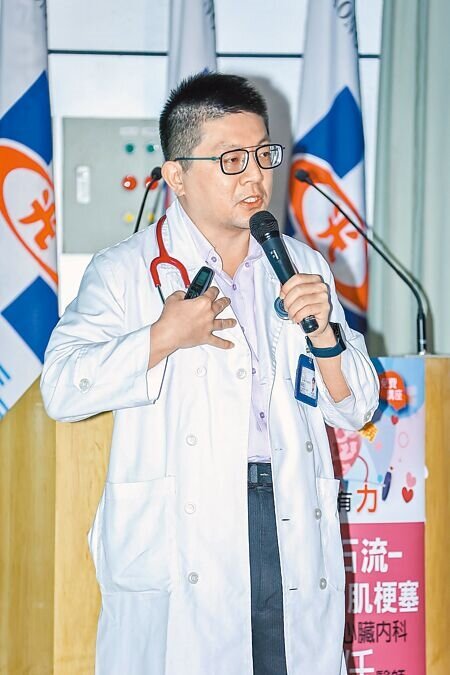 新光醫院心臟內科陳冠任醫師主講「心臟土石流~預防心肌梗塞」,民眾獲益良多。(羅永銘攝)