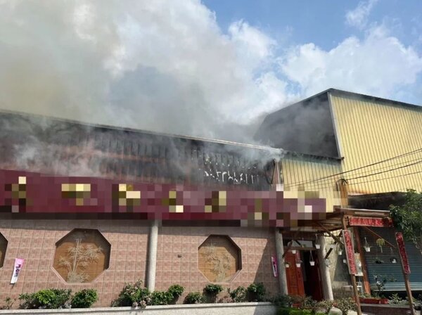 嘉義知名餐廳大林狗尾雞8日下午發生火災，廚房全被燒毀漆黑一片。記者黃于凡／翻攝