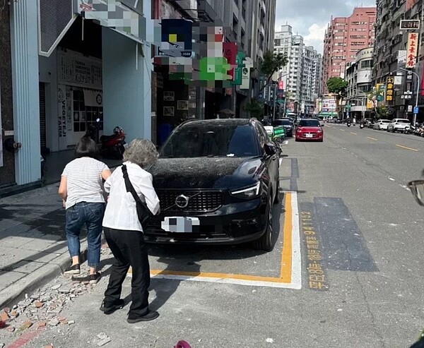 高雄市左營區富國路突降「瓷磚雨」，一輛停在停車格內的轎車車頂和引擎蓋遭小磁磚刮毀，擋風玻璃部分碎裂。記者石秀華／翻攝