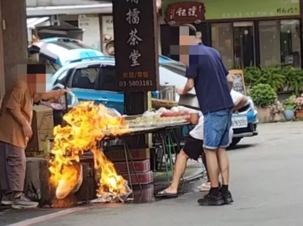 新竹北埔老街瓦斯罐起火，店家試圖打井水滅火但無果。圖／翻攝自臉書「竹東小鎮」