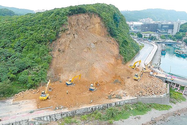 基隆市潮境公園北寧路一帶3日發生山崩,造成交通雙向阻斷。公路局已清出超過6000立方公尺土石,力拚11日搶通。圖/公路局提供