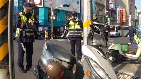 警方取締交通違規。圖/報系資料照