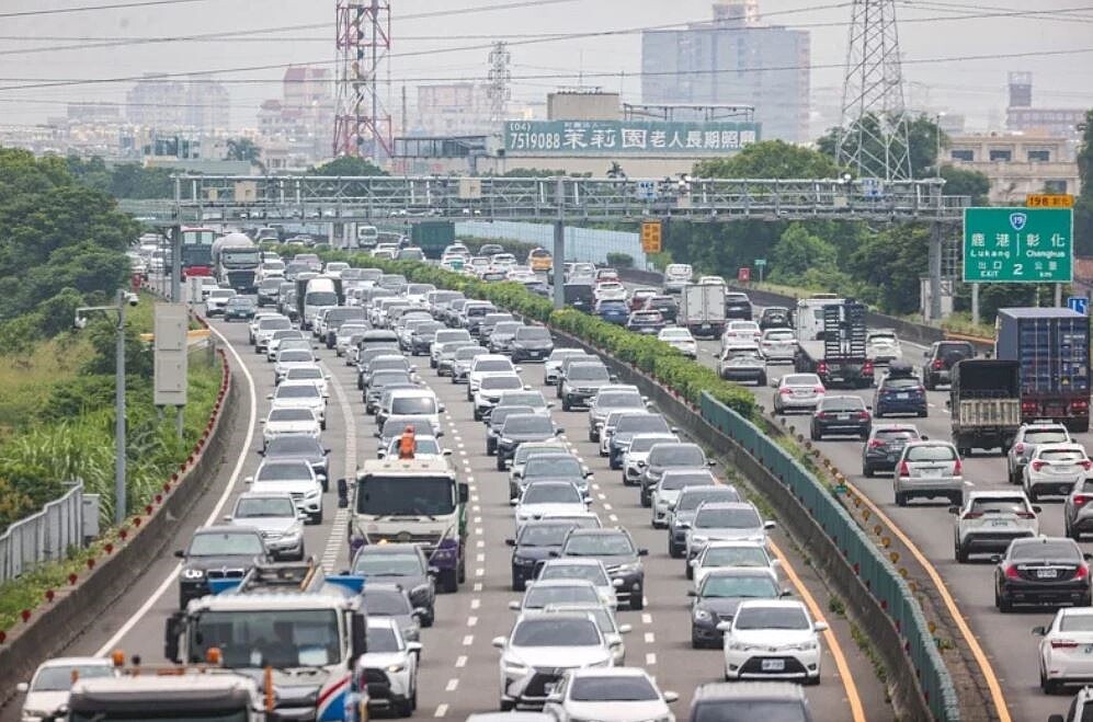 圖為端午連假首日，國道1號彰化段中午湧車潮。記者黃仲裕／攝影
