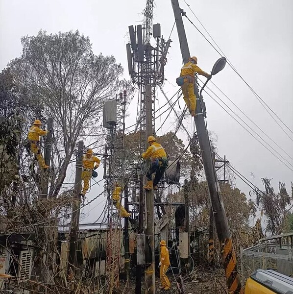 台電鳳山區處今年深入甲仙山區，預防性修剪樹木，維護基地台線路。記者王勇超／翻攝