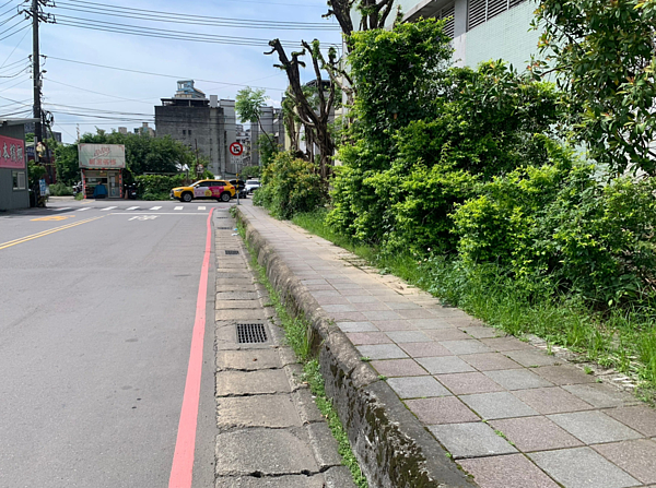 北峰國小周邊人行道改善前。圖／新北市政府提供