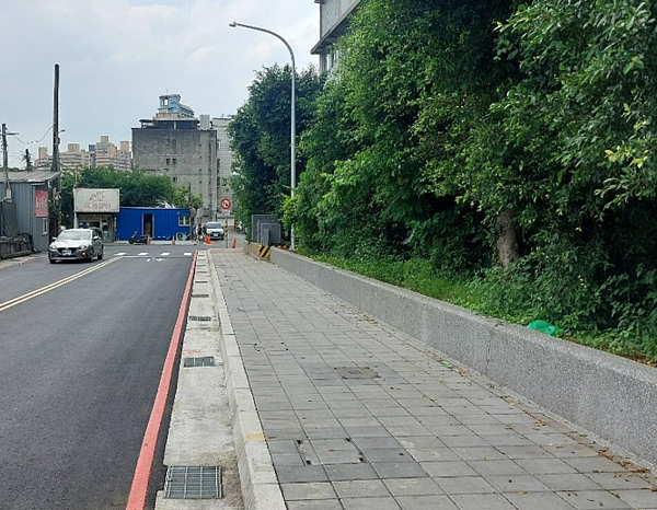 北峰國小人行道改善後。圖／新北市政府提供