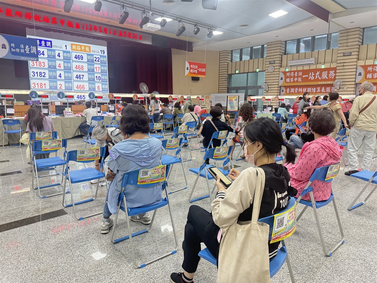 財政部今年1月3日修正「房屋稅條例」部分條文（囤房稅2.0），將於7月1日實施，2025年5月開徵，增訂自住房屋須有本人、配偶或直系親屬辦竣戶籍登記要件，才能適用優惠稅率。（圖為繳稅示意照片）記者黃羿馨／攝影 