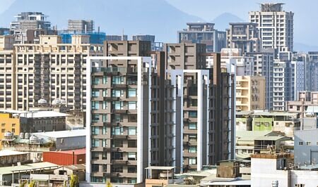 央行總裁楊金龍上周直言房價居高不下,看到房市三大危機。相關人士透露,央行除「加碼」現行的房貸信用管制措施,第二戶限縮至6成,也思考全台全面納管的可能性。(本報資料照片)