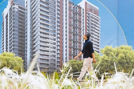國民黨立委日前提案修正《住宅法》,將公益出租及包租代管社會住宅每月租金收入的免稅額,從現行1.5萬元調高為2.5萬元。圖為民眾行經建案廣告前。(本報資料照片)