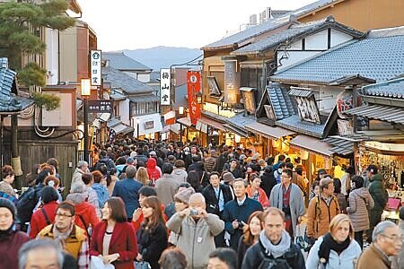 
國銀五大信用卡發卡行蓄勢待發，紛紛鎖定暑假消費檔期、搶攻國內外旅遊商機，從行前買機票、安排行程、買旅遊票券及住宿等，一條龍全面都有優惠，暑期出遊刷信用卡，機票打折、點數回饋全面出擊。圖∕本報資料照片
