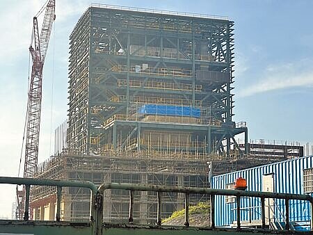 3家業者計畫在桃科園區設SRF發電廠,台灣立方和可寧衛能源公司分別在2021、2023年動工蓋廠房,立疆開發則因尚未取得建照未動工。圖為台灣立方廠房。(呂筱蟬攝)