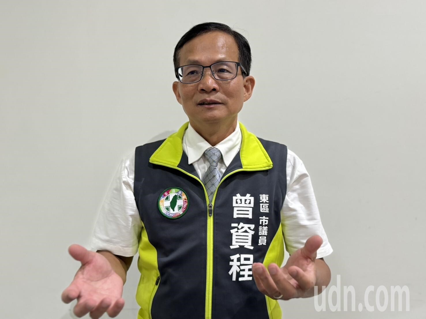 議員曾資程指出，近期許多市民議論紛紛，發現李長榮化工因停工閒置的土地已解除列管，並悄悄整地。記者黃羿馨／攝影 