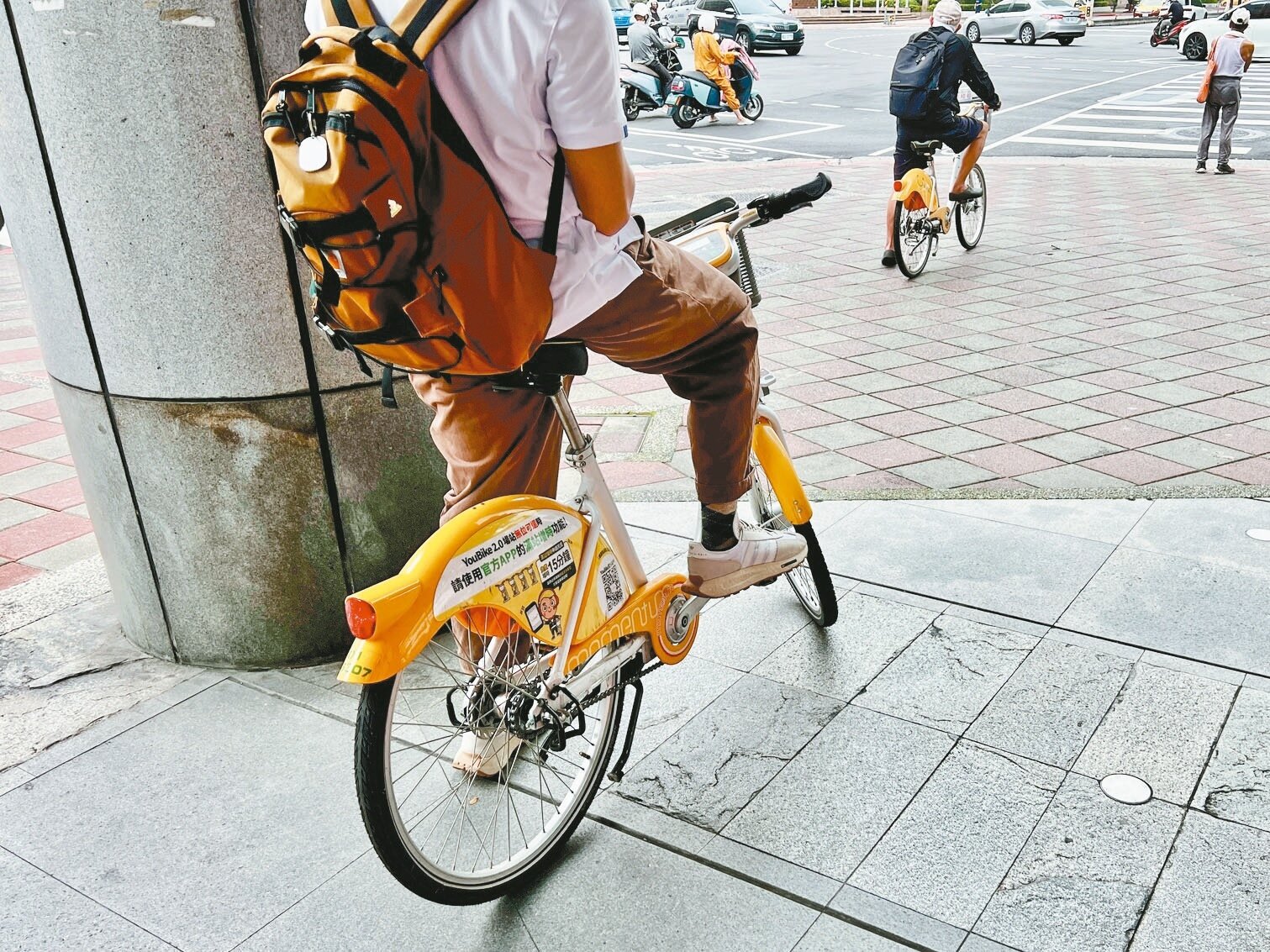 在台北市區內時常看見騎士違規在騎樓下騎乘腳踏車。記者鍾維軒／攝影 