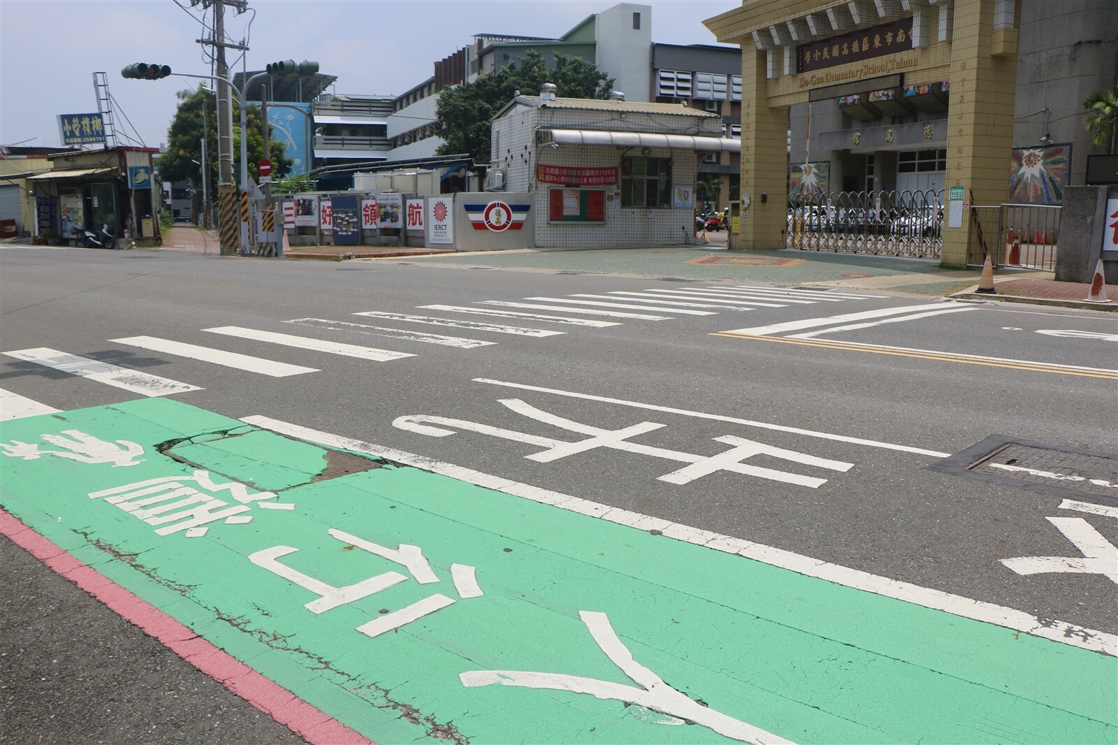 台南市東區德高國小校門口對向畫設標線型人行道，常有家長停在此處接送，反而阻礙學生通行。記者萬于甄／攝影 