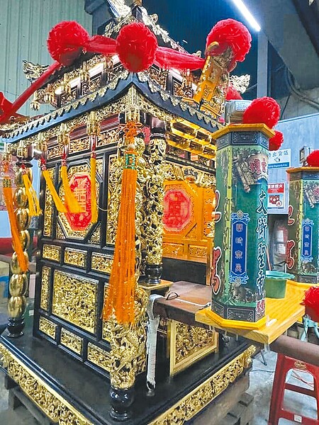 台南市1間私人神壇將神轎打造成新娘轎,讓神明入座前往鹿耳門天后宮進香。(擷自臉書粉專台南大小事)