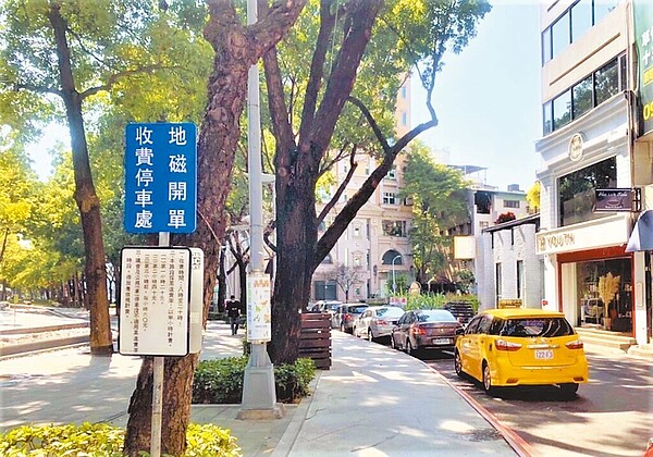 台中市區及商圈停車格一位難求，交通局9日表示，至今年5月地磁智慧車格已達7484格，民眾可透過台中交通網APP即時查找路邊停車空格。圖／台中市交通局提供