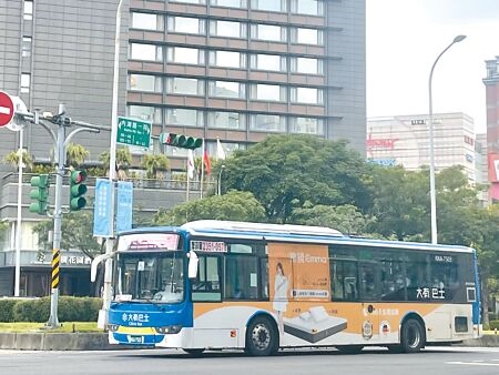 
台北市公車自2019年起實施上下車都要刷卡，統計乘客起訖站資料供業者優化路線。（劉彥宜攝）
