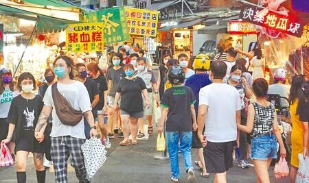 新北市知名樂華夜市就曾因被撤銷營業許可一度熄燈,在自治會協助重新申請營業許可並與住戶溝通下才重啟。(本報資料照片)