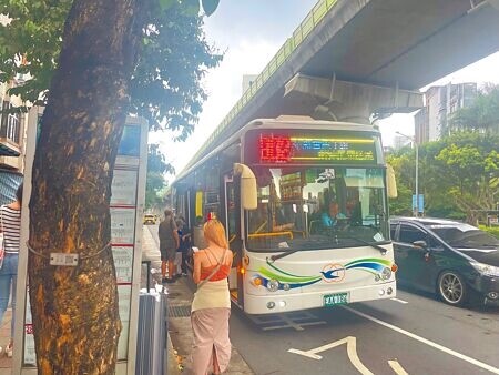 
台北市公車自2019起實施上下車刷卡，以便業者做路線優化，市議員提醒，公車應以服務為主，用「加法」作為路線、站點的營運考量，因應新設企業和捷運路線也要一併通盤考量。（劉彥宜攝）
