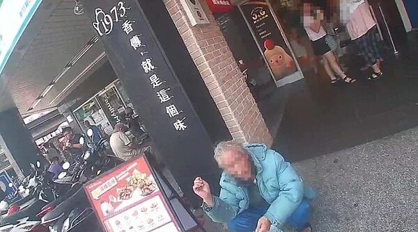 警方到場後,只見陳男穿著藍色外套,一臉驚慌蹲在地上,直到警方上前問「你報案的是嗎?」他才支支吾吾、做出「揮砍」動作的說:「我…殺房東」。記者黃羿馨/翻攝