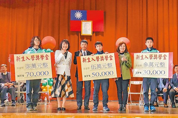 新北市鼓勵學生在地就學,國中教育會考成績優秀學生入學新北學校即可獲得獎學金,去年發出484萬元,今學年度再加碼,國中教育會考成績達5A++學生,入學新北學校獎學金加碼高達30萬元,力拚留住優秀學子。圖/新北市教育局提供