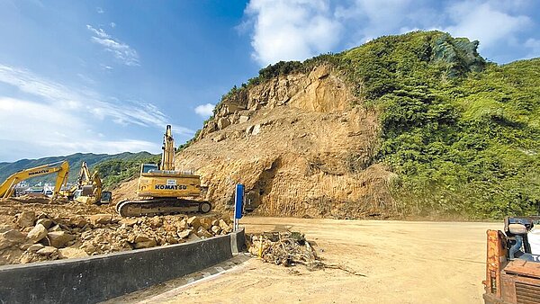 基隆市中正區北寧路平浪橋頭發生大規模土石崩塌,交通部公路局9日清空土石,10日開始施作緊急邊坡防護工程。(交通部公路局提供)