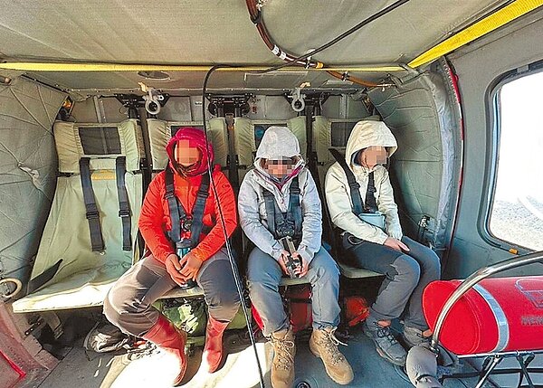 開放山林後，山難頻傳。圖為空勤總隊黑鷹直升機將3名女山友載下山送醫。（空勤總隊提供）