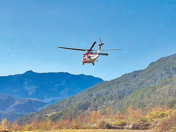 山林開放以來,山難卻頻傳。圖為空勤總隊將罹難者的遺體吊掛下山。(苗栗縣消防局提供)